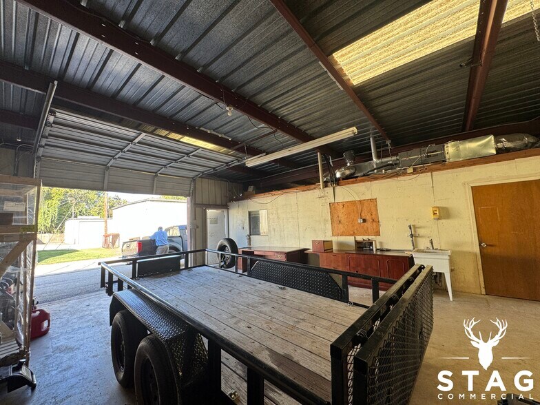 More Photos Of 318 Dallas Dr, Denton Warehouse For Lease