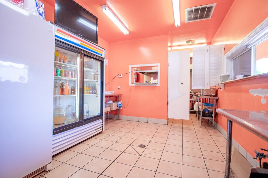 More Photos Of 518 Mill Ave, Conroe General Retail For Sale