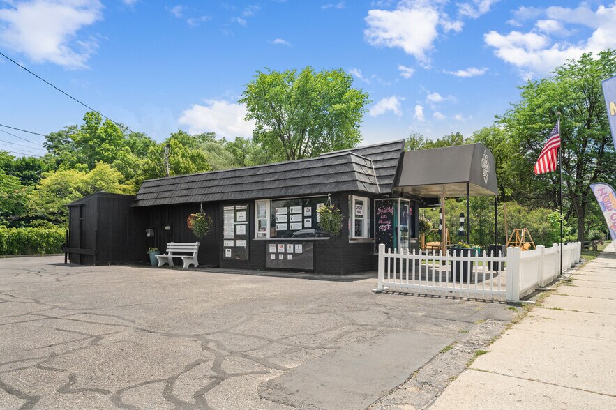 More Photos Of 250 N State St, Big Rapids General Retail For Sale