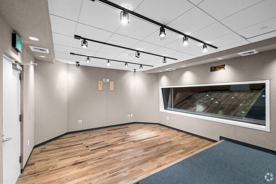 More Photos Of 300 N 3rd St, Burbank Office For Sale