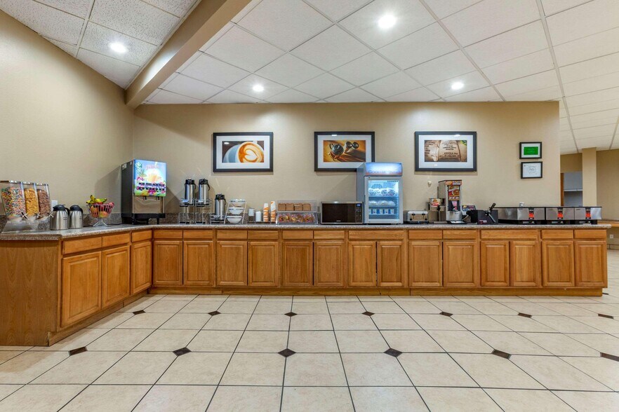 More Photos Of 2000 N Main St, Roswell Hotel For Sale