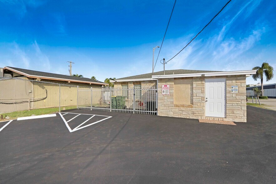 More Photos Of 70 NW 8th St, Homestead Medical For Lease