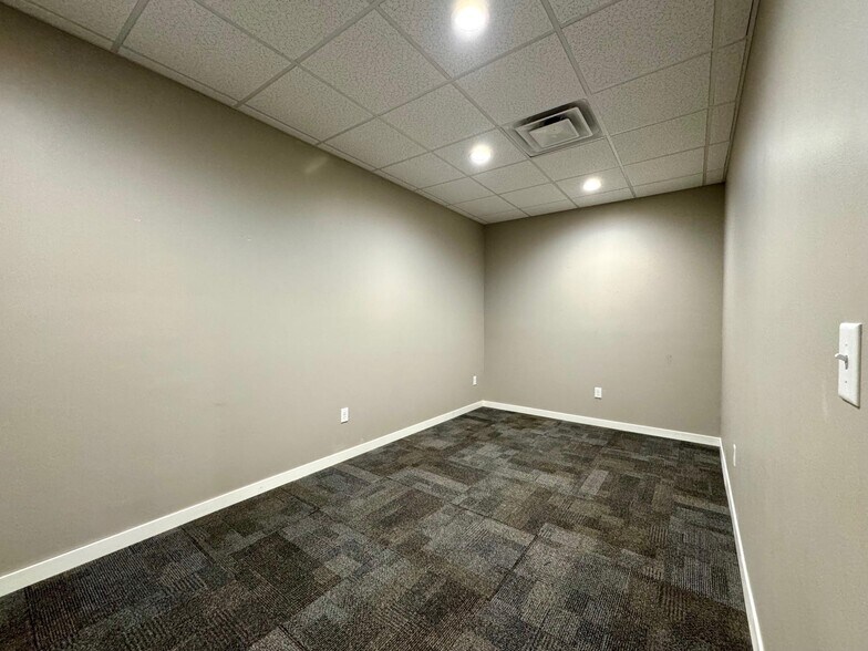 More Photos Of 5308 Parklane Dr, Kearney Serviced Offices For Sale