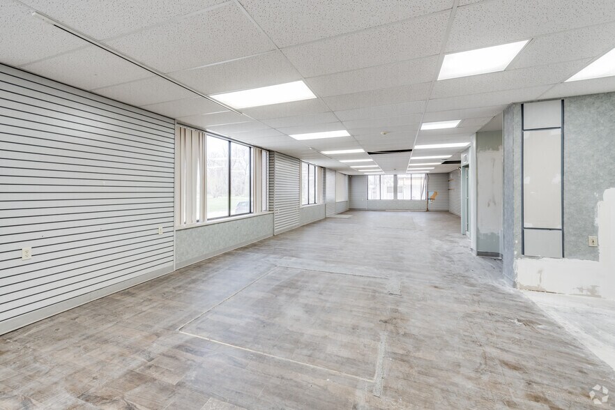 More Photos Of 1121 River St, Lansing Distribution For Lease