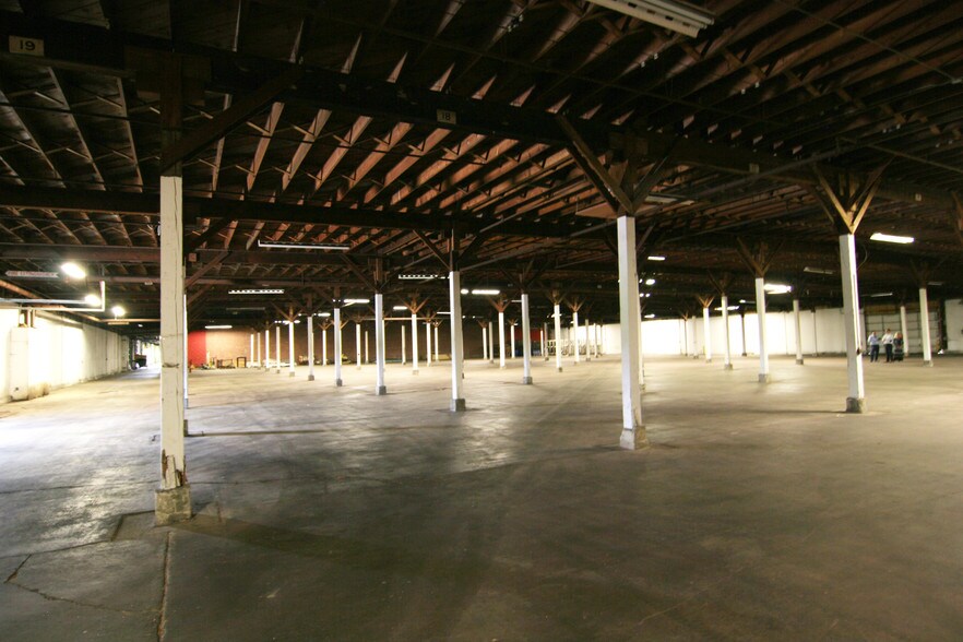 More Photos Of 15202 Edgerton Rd, New Haven Distribution For Lease