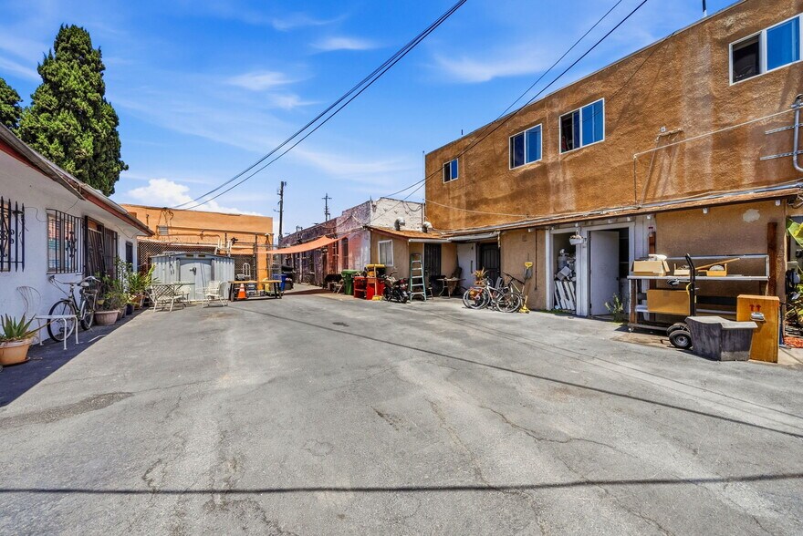 More Photos Of 586 W Avenue 28, Los Angeles Warehouse For Lease