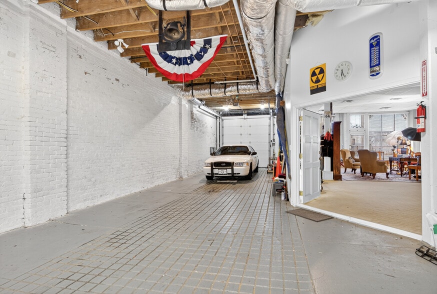 More Photos Of 109 7th Ave E, Springfield Flex For Sale