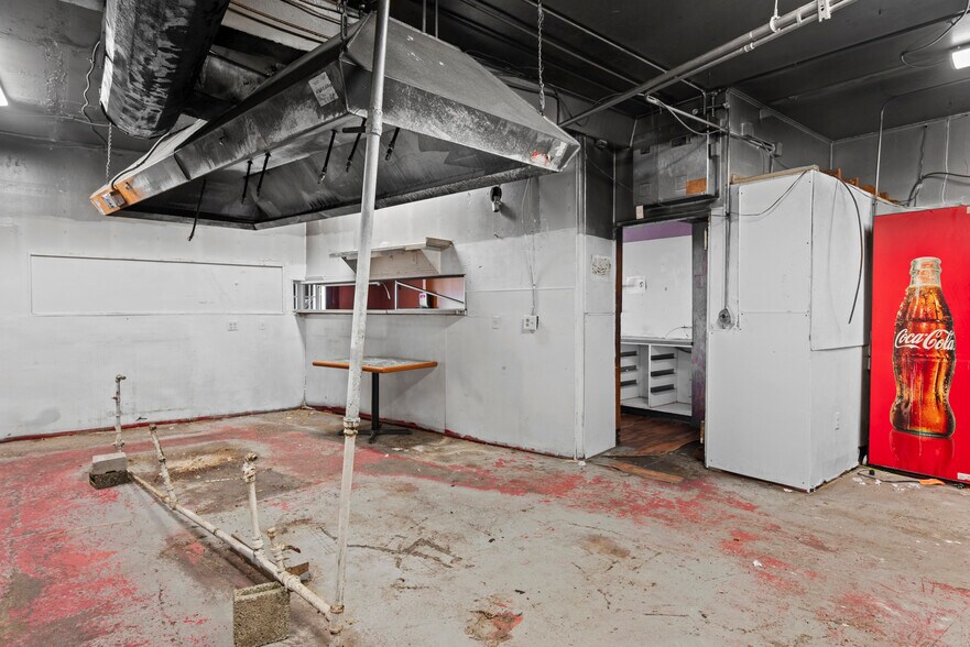 More Photos Of 930 SE Pioneer Way, Oak Harbor General Retail For Sale