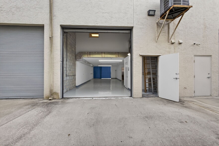 More Photos Of 3097-3117 SE Gran Park Way, Stuart Light Manufacturing For Sale