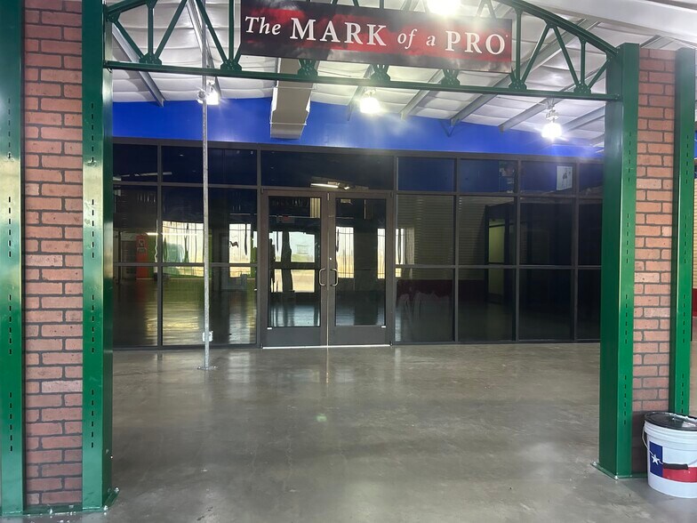 More Photos Of 6006 Ayers St, Corpus Christi Freestanding For Lease