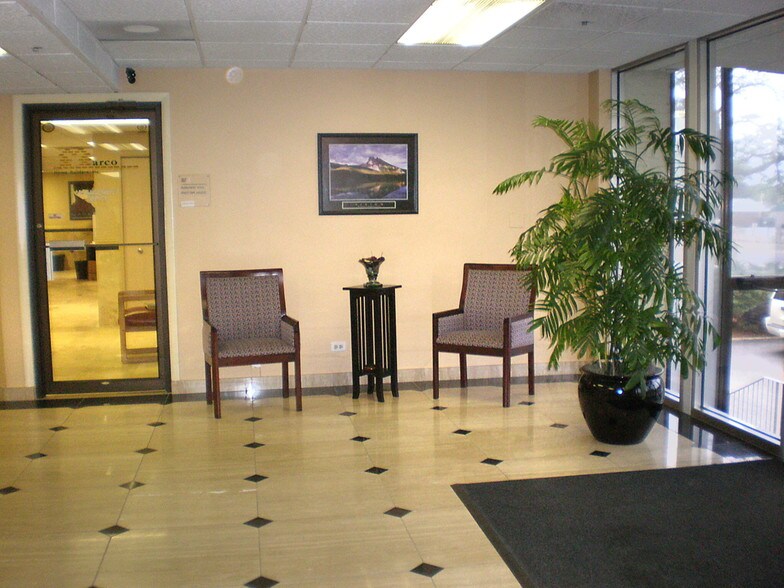 More Photos Of 11-21 N Skokie Hwy, Lake Bluff Office For Lease