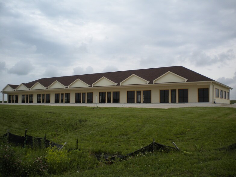 More Photos Of 800-814 Iowa Speedway Dr, Newton Office For Lease
