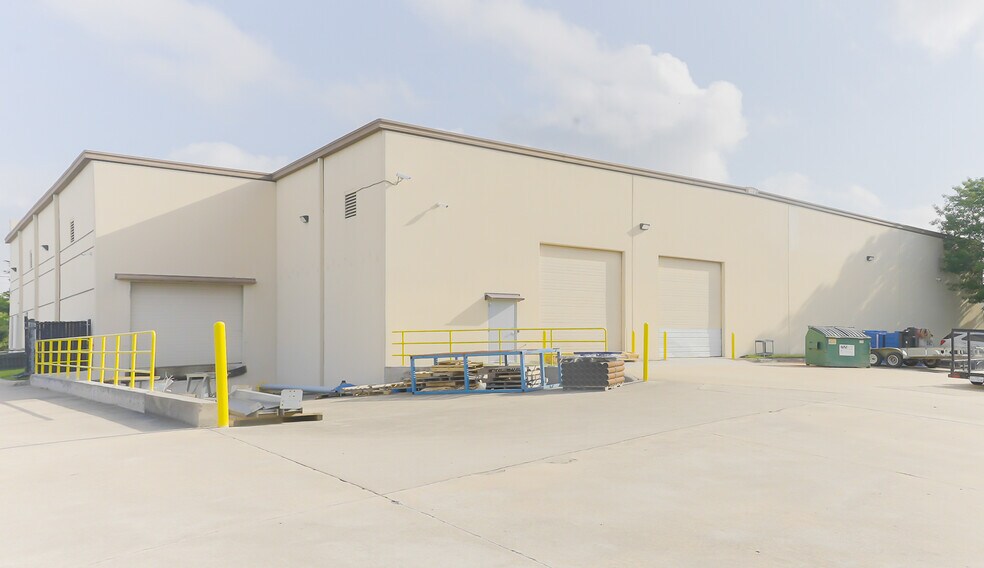 More Photos Of 9933 Regal Row, Houston Warehouse For Lease