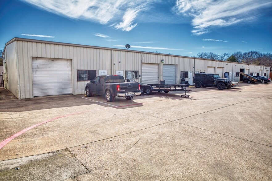 More Photos Of 817 S Mill St, Lewisville Flex For Lease