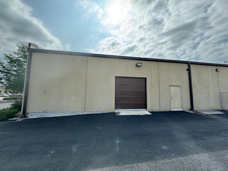 More Photos Of 4222 Gatecrest, San Antonio Light Distribution For Lease