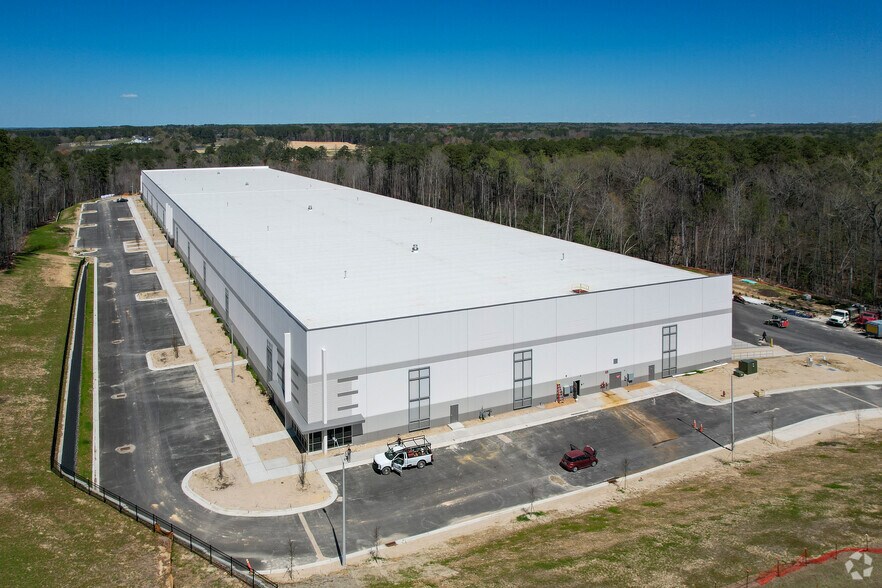 More Photos Of 560 Hinton Oaks Blvd, Knightdale Warehouse For Lease