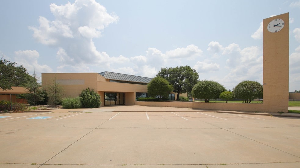 More Photos Of 3200 E Memorial Rd, Edmond Medical For Lease