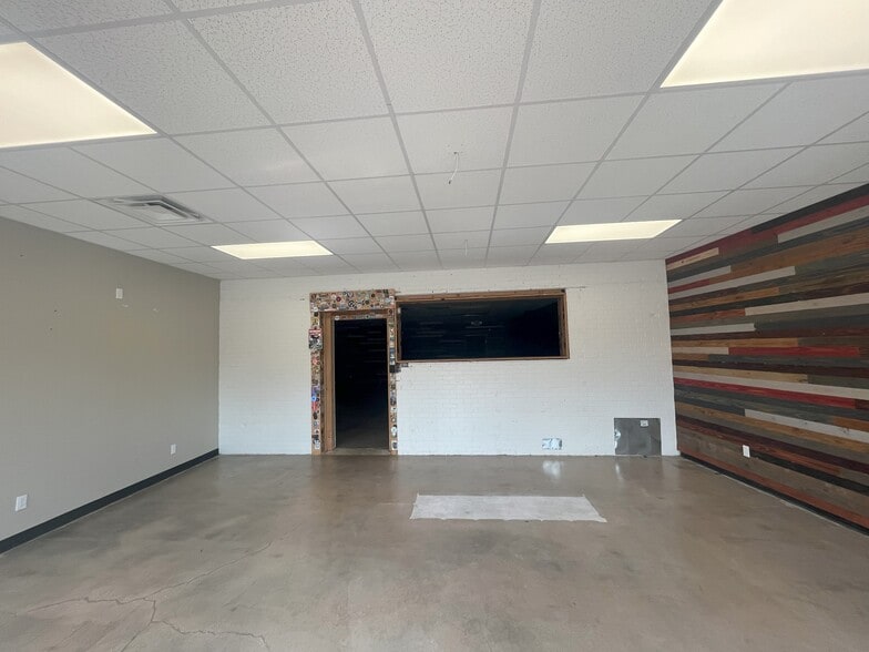 More Photos Of 7926 N May Ave, Oklahoma City Storefront Retail Office For Lease