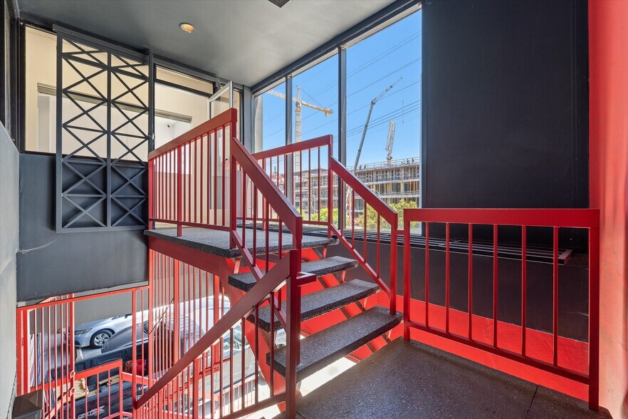 More Photos Of 8885 Venice Blvd, Los Angeles Light Distribution For Lease
