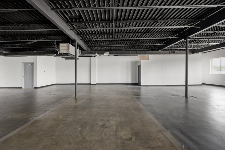 More Photos Of 937 Winchester Rd, Lexington Storefront For Lease