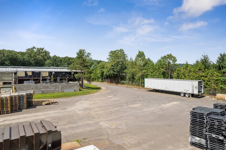 More Photos Of 555 Country Club Rd, Dallas Warehouse For Sale