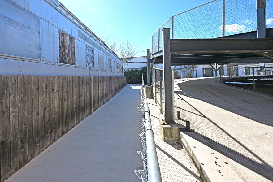 More Photos Of 1123 Bowie St, Seguin Warehouse For Sale