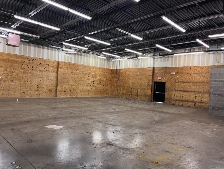 More Photos Of 1500 Robinson Center Dr, Pittsburgh Auto Repair For Lease