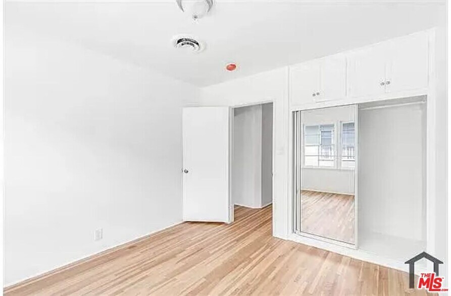 More Photos Of 5846-5852 1/2 Woodman Ave, Van Nuys Apartments For Sale