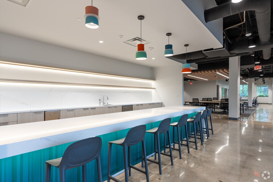 More Photos Of 1600 W Plano Pky, Plano Warehouse For Lease