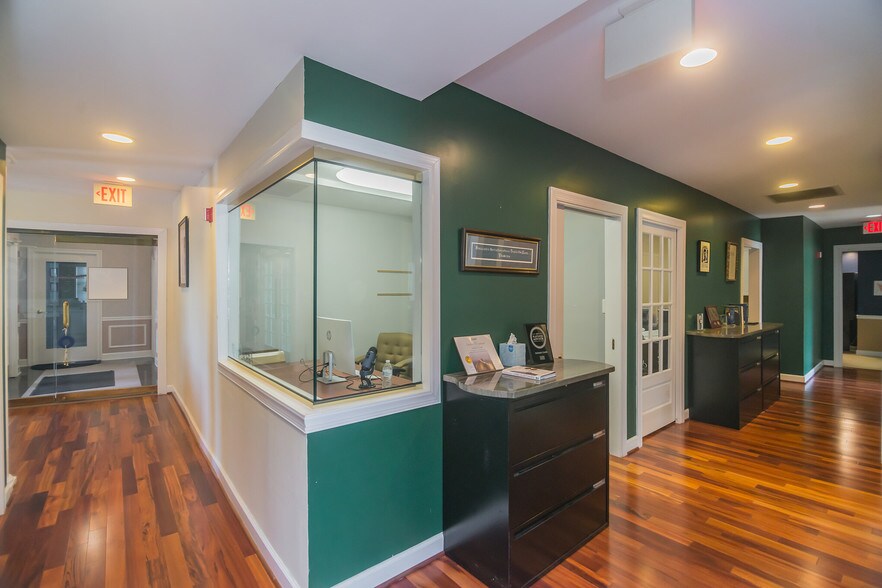 More Photos Of 410 Pine St SE, Vienna Office For Lease