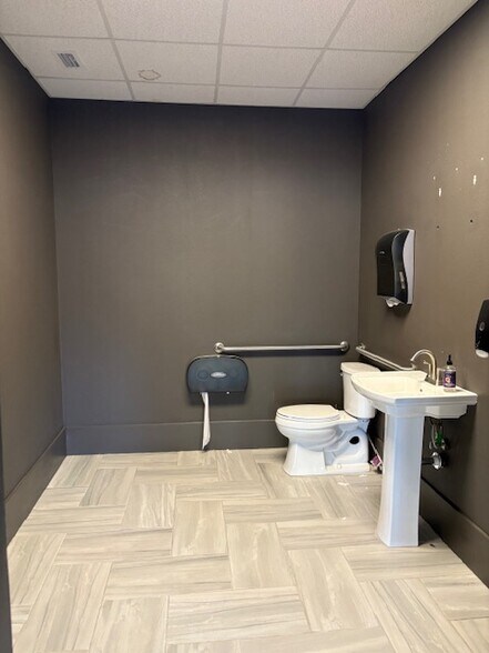 More Photos Of 16824 Gunn Hwy, Odessa Storefront Retail Office For Lease