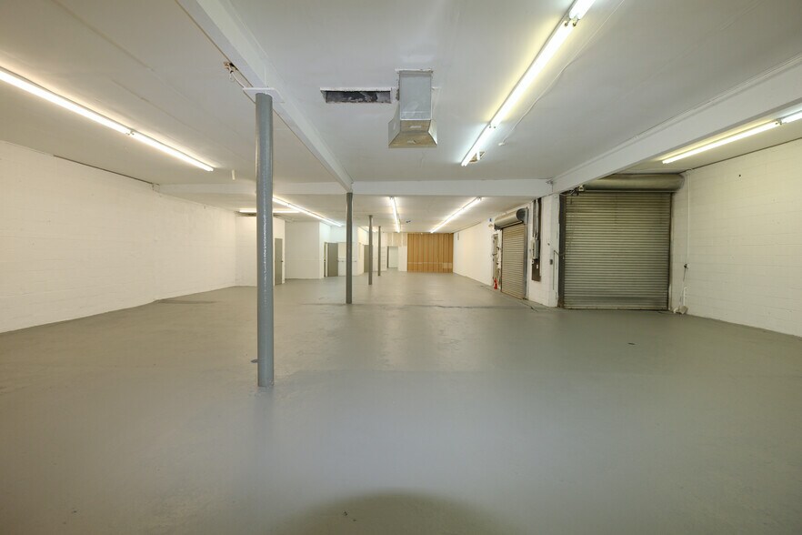 More Photos Of 30 W Price St, Linden Showroom For Lease
