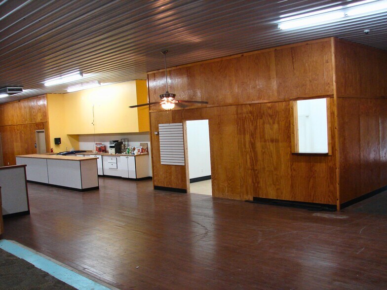 More Photos Of 311 W St. John St, Litchfield Sports And Entertainment For Sale