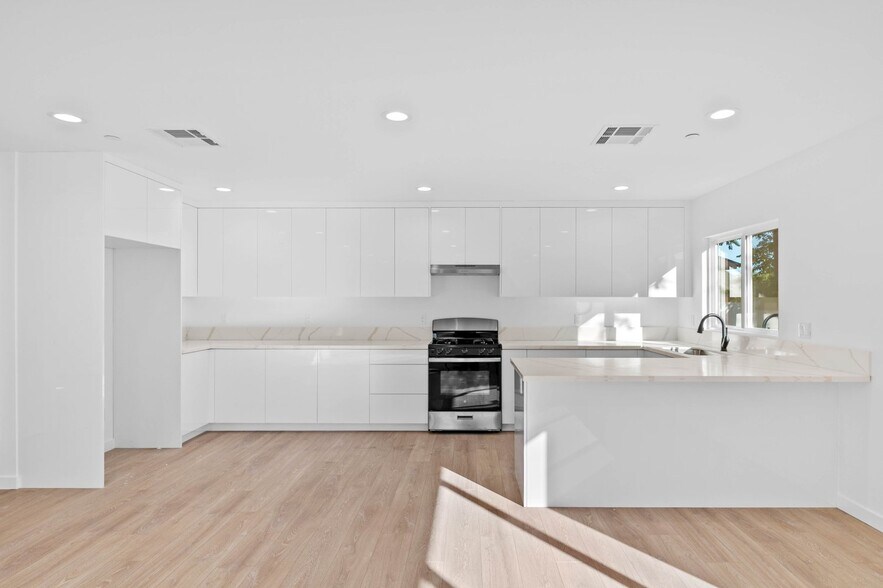 More Photos Of 6842 Cedros Ave, Van Nuys Apartments For Sale