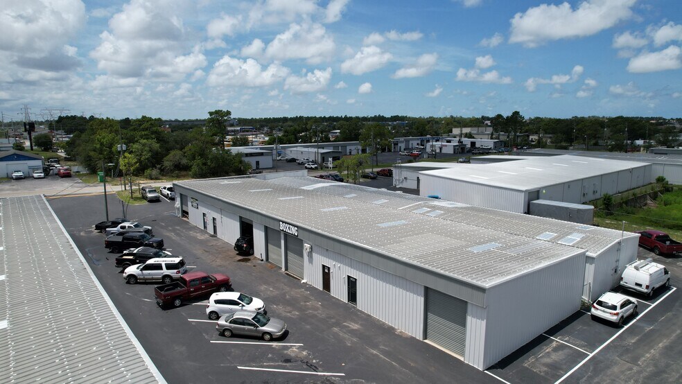 More Photos Of 13400-13499 Chambord St, Brooksville Manufacturing For Lease