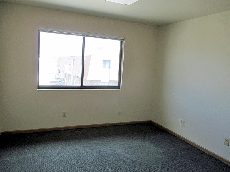 More Photos Of 2718 Gateway Ave, Bismarck Office For Lease
