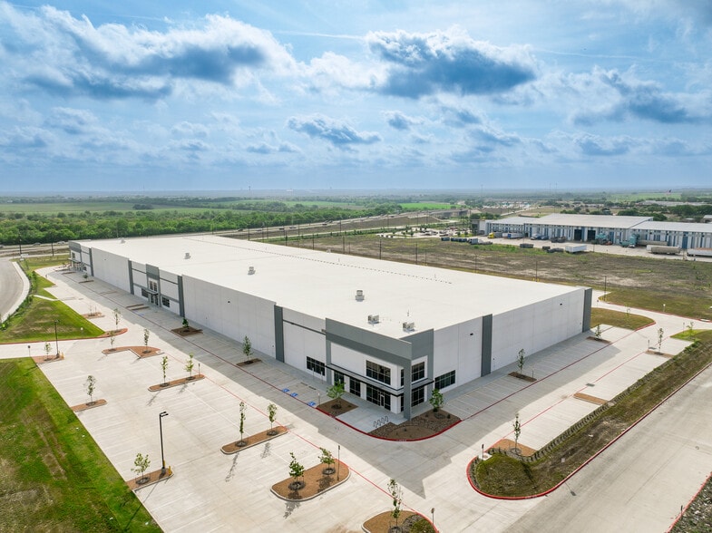 More Photos Of 5390 Freeport Rd, Von Ormy Manufacturing For Lease