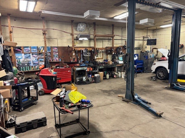 More Photos Of 412 E Spring St, Palestine Auto Dealership For Sale