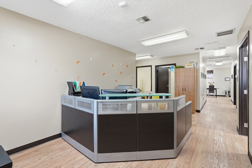 More Photos Of 516 Lakeview Rd, Clearwater Medical For Lease