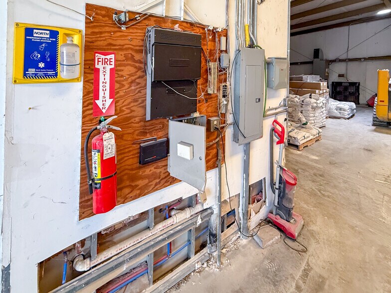 More Photos Of 4663 Franchise St, North Charleston Flex For Lease