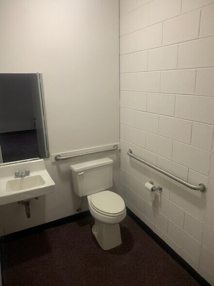 More Photos Of 1101 Montgomery Cross Rd, Savannah Unknown For Lease