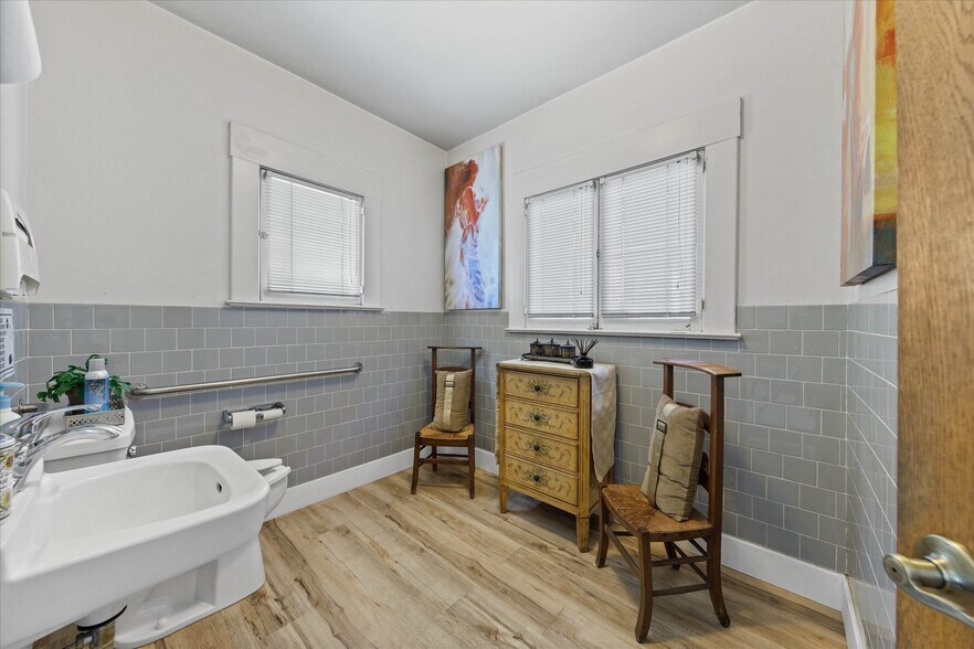 More Photos Of 1701 F St, Bakersfield Office For Sale