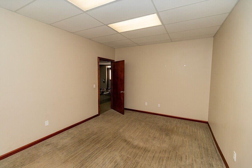 More Photos Of 1627 S Hillside St, Wichita Freestanding For Sale