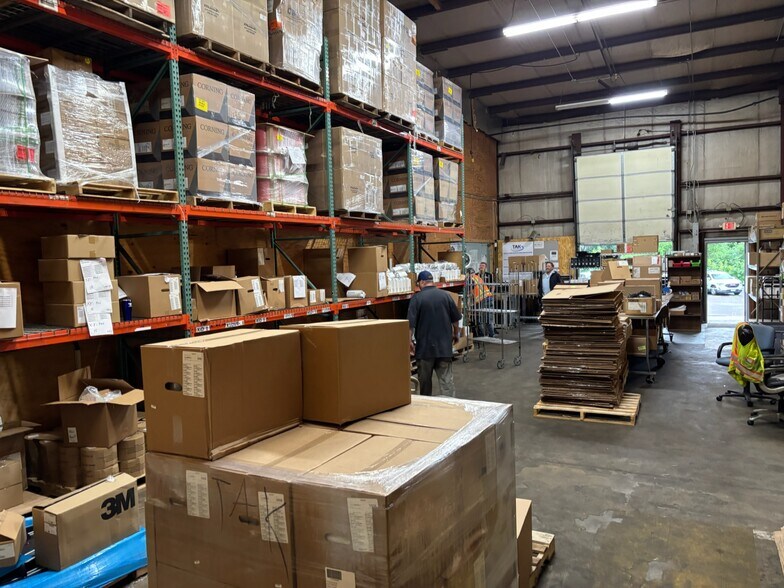 More Photos Of 2948 Rice St, Little Canada Warehouse For Lease