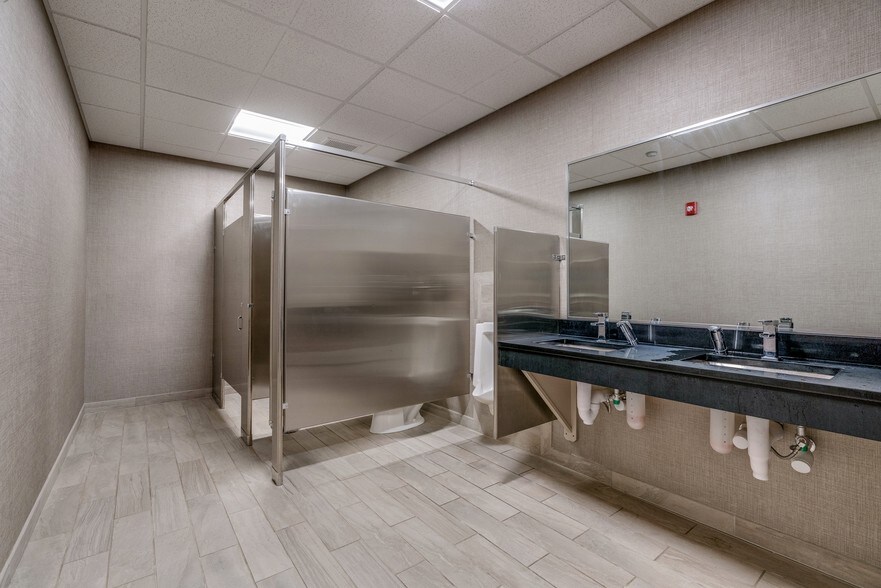 More Photos Of 8000 Brooktree Rd, Wexford Medical For Lease