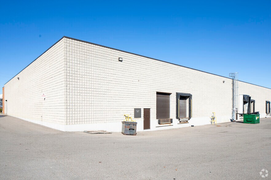 More Photos Of 1750 Courtneypark Dr E, Mississauga Showroom For Lease