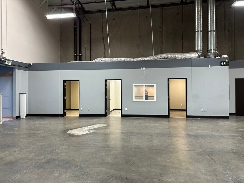 More Photos Of 21130 Centre Pointe Pky, Santa Clarita Warehouse For Lease