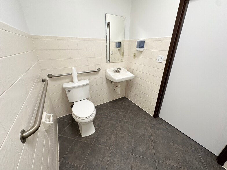 More Photos Of 209 Industrial Park Dr, Cumming Warehouse For Lease