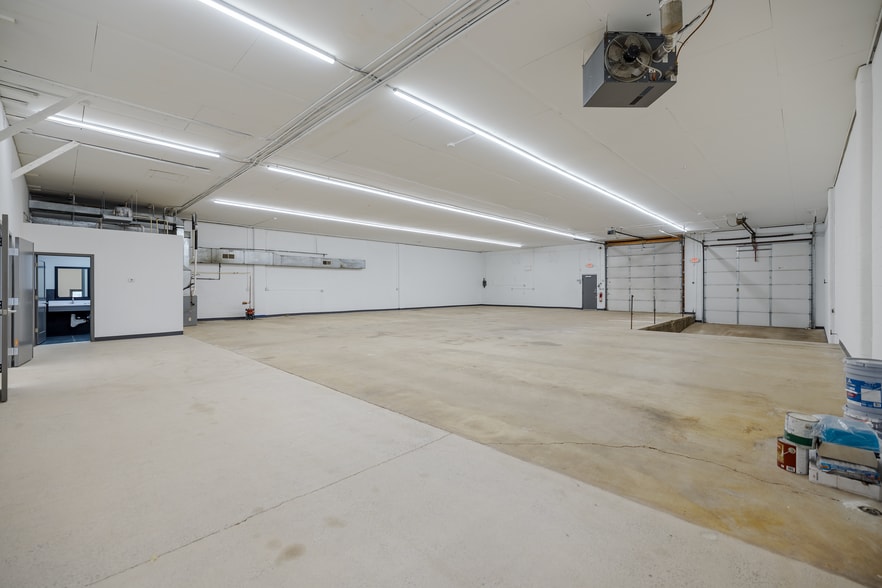 More Photos Of 21034 Chippendale Ave W, Farmington Industrial For Lease