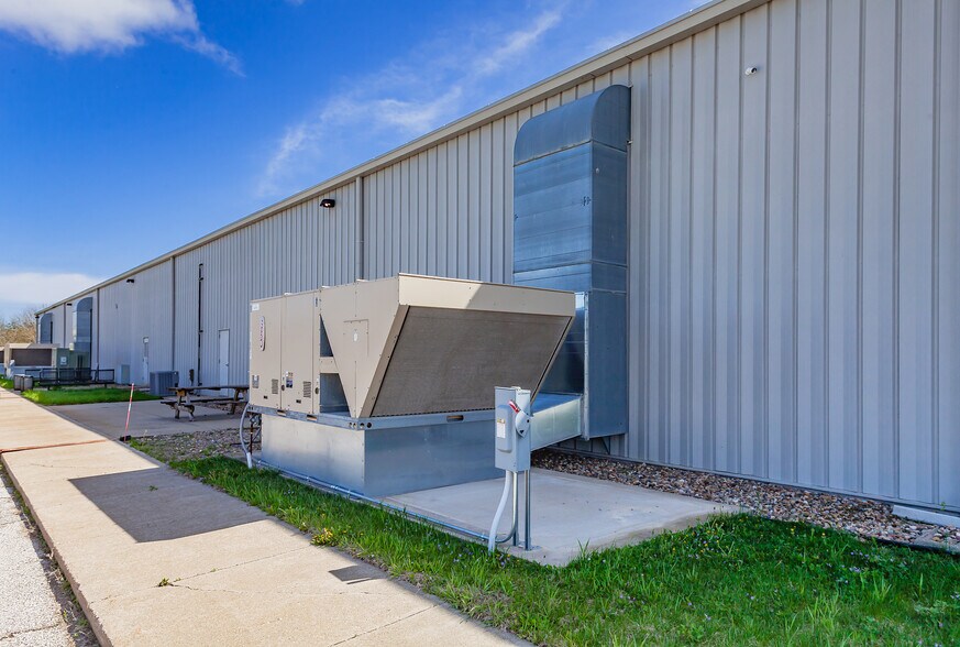 More Photos Of 107 Industrial Park Rd, Story City Warehouse For Sale